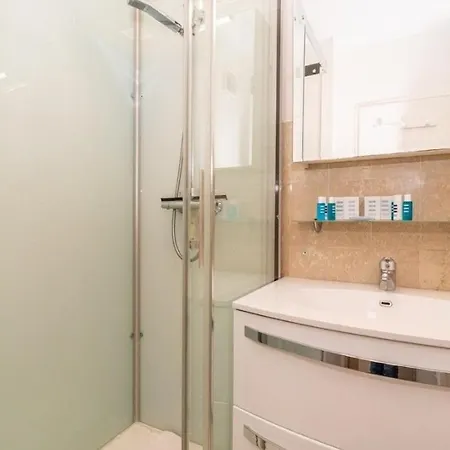 Appartement Pause Riviera Avec Terrasse, A 300 Metres De La