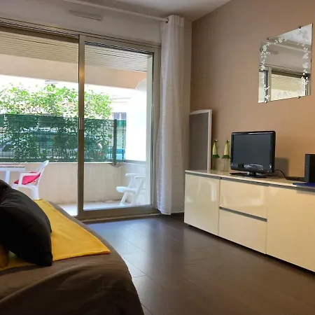 Pause Riviera Avec Terrasse, A 300 Metres De La Apartment